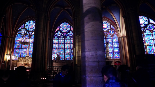 在一次教堂仪式上女牧师夫人在哥特教会内部的玻璃窗上视频