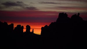 在山地风景的红山峡谷和犹他山脉的日落34秒视频