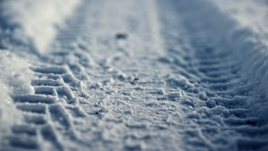 在冷淡的冬日特写镜头的轮子标记雪表面11秒视频