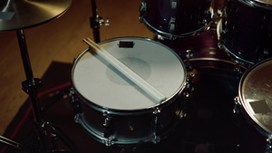 为爵士乐队准备的闭合鼓 录音室的专业鼓包12秒视频