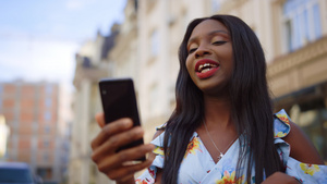 非洲女性在户外有视频呼叫的非洲女性13秒视频