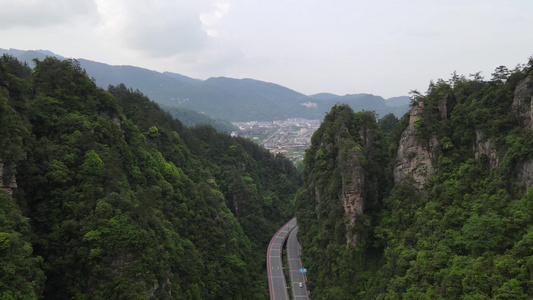 航拍高山森林悬崖峭壁自然风景视频