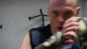 男性拳击手格斗训练22秒视频