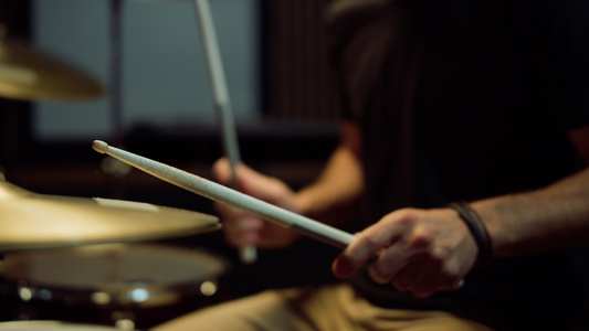 无法辨认的鼓手在录音室用鼓套演奏 独奏音乐家视频