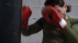 拳击手在搏击俱乐部的战斗训练12秒视频