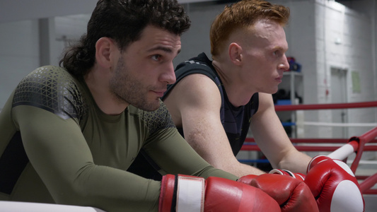 两名拳击手在拳击俱乐部训练后休息视频