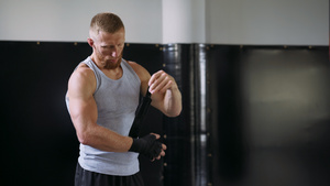 拳击手男子包裹手拳击运动战斗机防御手臂包裹绷带手指11秒视频