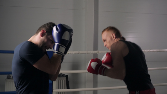 两名拳击手在搏击俱乐部的拳击台上打架跆拳道运动员在视频