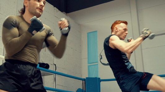 拳击手男子在健身俱乐部与体育教练一起做热身运动私人视频