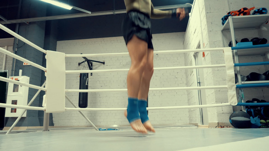 拳击手训练跳过绳索的跳跃练习在战斗俱乐部低角度视图视频