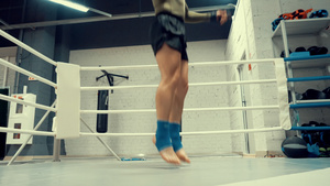 拳击手训练跳过绳索的跳跃练习32秒视频