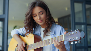 弹原声吉他的女孩 演奏乐器的女吉他手13秒视频