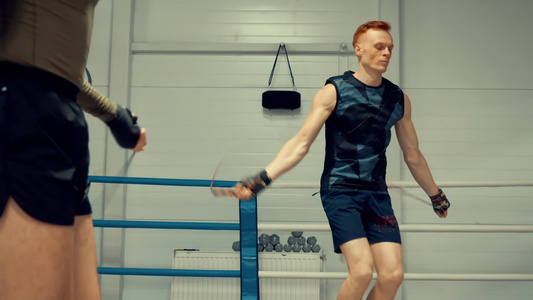 关于在搏击俱乐部跳绳的两拳训练心胸训练概念视频