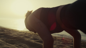 运动女孩训练灵活性在海边做瑜伽练习20秒视频