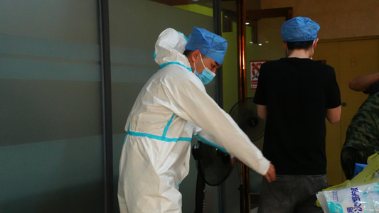慢镜头升格拍摄4k素材医院医护人员穿防护服准备核酸检测疫情现场民生素材[挥肘]视频