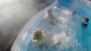 人们享受热温泉按摩浴缸冬季健康24秒视频