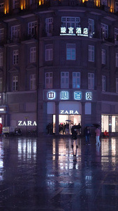素材慢动作慢镜头升格拍摄城市暴雨天气步行街夜景城市素材视频