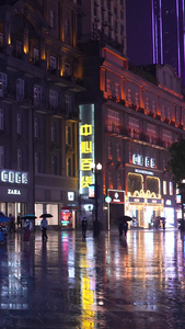 素材慢动作慢镜头升格拍摄城市暴雨天气步行街夜景雨天素材视频