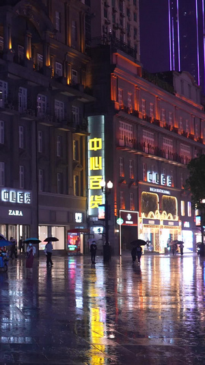 素材慢动作慢镜头升格拍摄城市暴雨天气步行街夜景雨天素材51秒视频