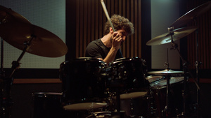 音乐人在录音室用鼓套演奏 鼓手击鼓钹20秒视频