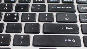 笔记本电脑或笔记本键盘键盘的英文字母17秒视频