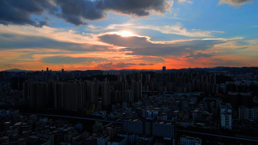 城市夕阳时分红色天空视频