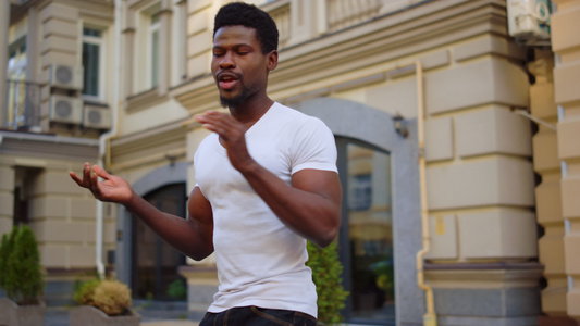 性感的非洲男舞者在户外跳舞 在街上移动身体的家伙视频