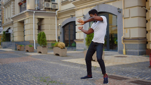 在街上跳拉蒂诺舞的有能量男人 城市里制造舞蹈元素的人19秒视频