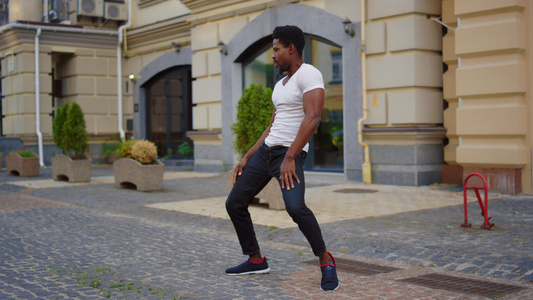 跳拉蒂诺舞的帅男人 在户外跳舞性感非洲男子跳舞巴沙塔视频