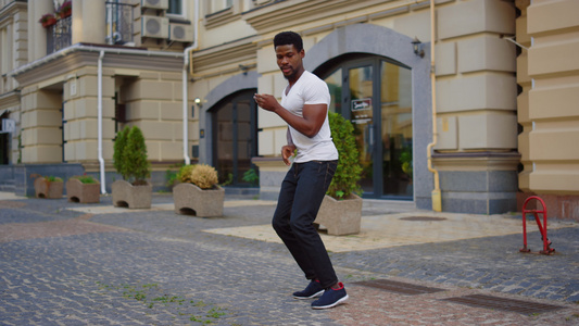 在街上跳拉丁舞的非洲黑人男子 舞者在城市里做身体运动视频