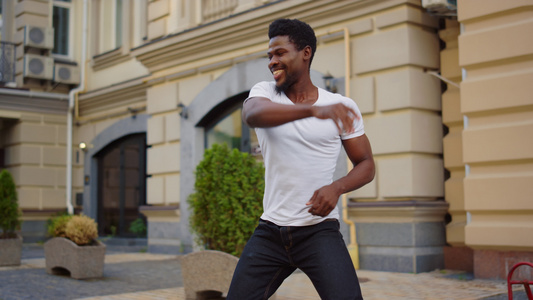 在街上跳舞的男士在街上跳巴卡塔舞 男子在街上跳舞视频