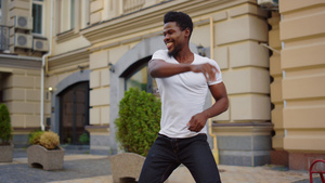 在街上跳舞的男士在街上跳巴卡塔舞 男子在街上跳舞13秒视频