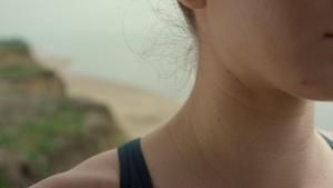 沉思在海滩特写镜头的镇静面孔妇女14秒视频