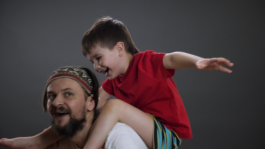愚弄家人年轻的父亲把他的儿子扔在爸爸背上父亲节快乐视频