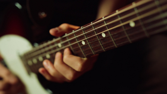 在录音室演奏电吉他的音乐家 吉他手用手捏和弦视频