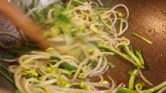 家常炝炒豆芽青豆芽黄豆芽 视频