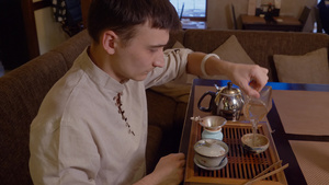 大师把热水倒进碗里洗碗用泡茶的盐水浇到日本传统中22秒视频