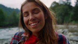 欢快的女孩站在夏天山上享受大自然的喜悦旅游者21秒视频