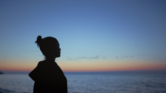 剪影瑜伽女人伸手去拿傍晚的天空视频