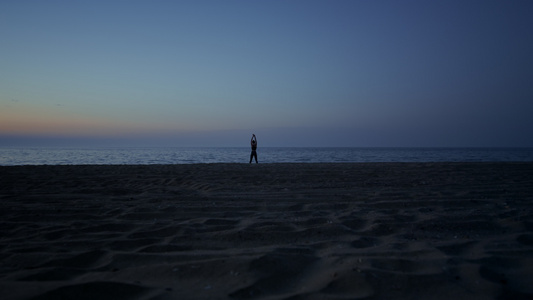 深夜在海滩上做瑜伽的剪影女人视频