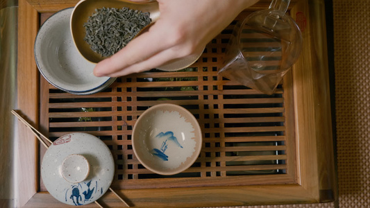 主人把青茶从盖万倒到碗碗中国的仪式由下风向上铺满视频