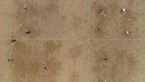 在沙场上训练海滩排球空中垂直自上而下视图慢动作17秒视频