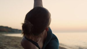 练习三角姿势的瑜伽女孩在海滩上10秒视频
