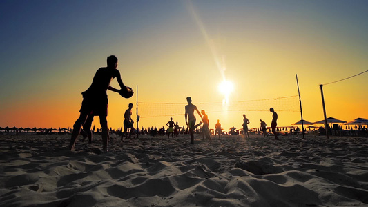 日落时沙滩排球环影视频
