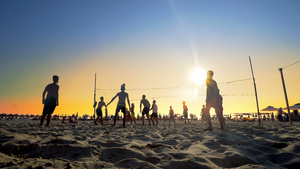 日落时在伊帕内马海滩上玩排球13秒视频