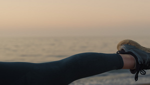 在青山海边的女人锻炼瑜伽20秒视频