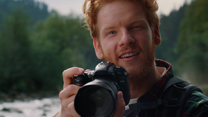 男性摄影师在数码相机上拍摄山地景观照片的男性摄影师22秒视频