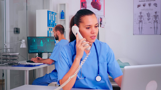 医疗队在医院工作护士电话交谈视频