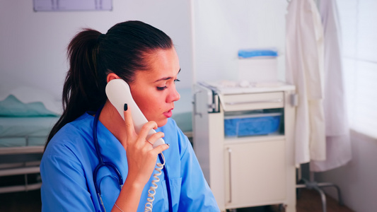 在医疗呼叫中心工作的女医护人员女性医务人员视频