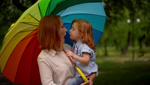 彩虹伞下的幸福母亲和孩子12秒视频